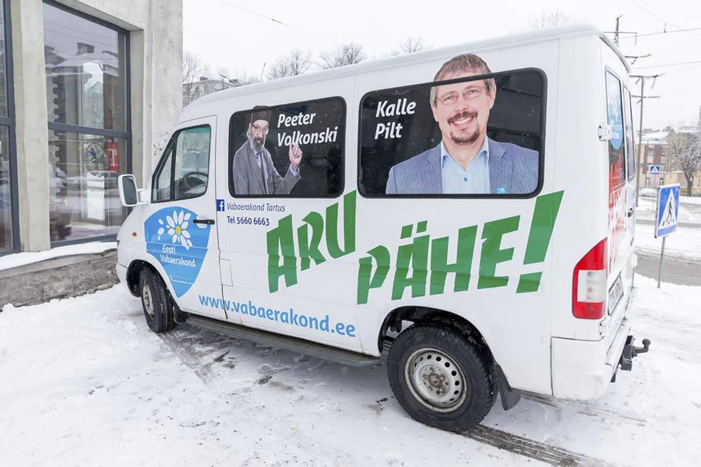 Eelmisel aastal loodud Vabaerakond kasutab enda nähtavaks tegemiseks erakonna värvidesse maalitud autosid. Plakateid nad tänavatele kleepida ei kavatse.