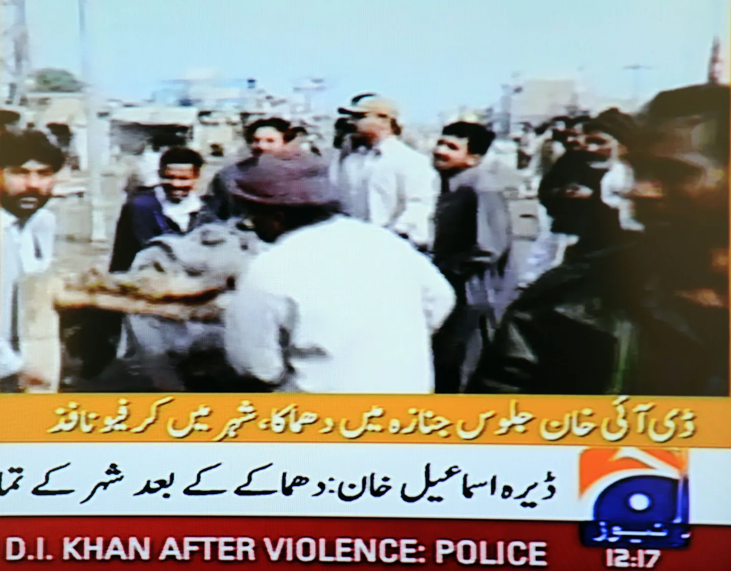 Geo Newsi telekanali kaader Dera Ismail Khani linna rahutustest, mis puhkesid pärast suitsiidirünnakut šiiitide mošee juures.