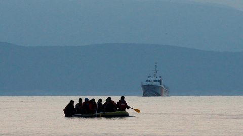 Türgi lipu all sõitev migrandilaev heitis ankrusse Kreeka saare juures
