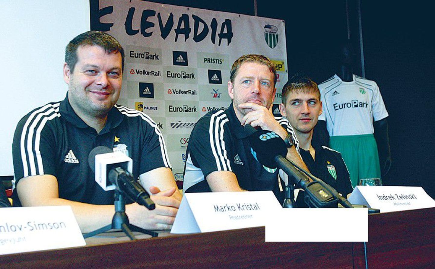 Главный тренер "Левадии" Марко Кристал (слева), второй тренер — Индрек Зелинский (в центре)и капитан команды Игорь Морозов.