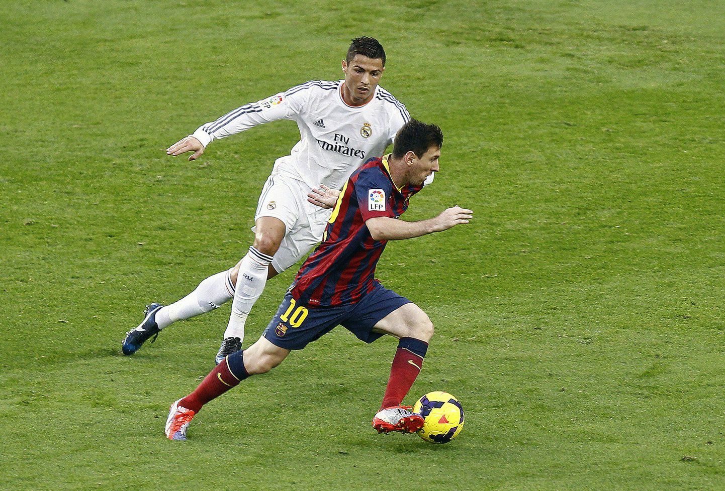 Viimastel aastatel parimaks valitud Lionel Messi (palliga) ja tihedalt tema kannul püsinud Cristiano Ronaldo.