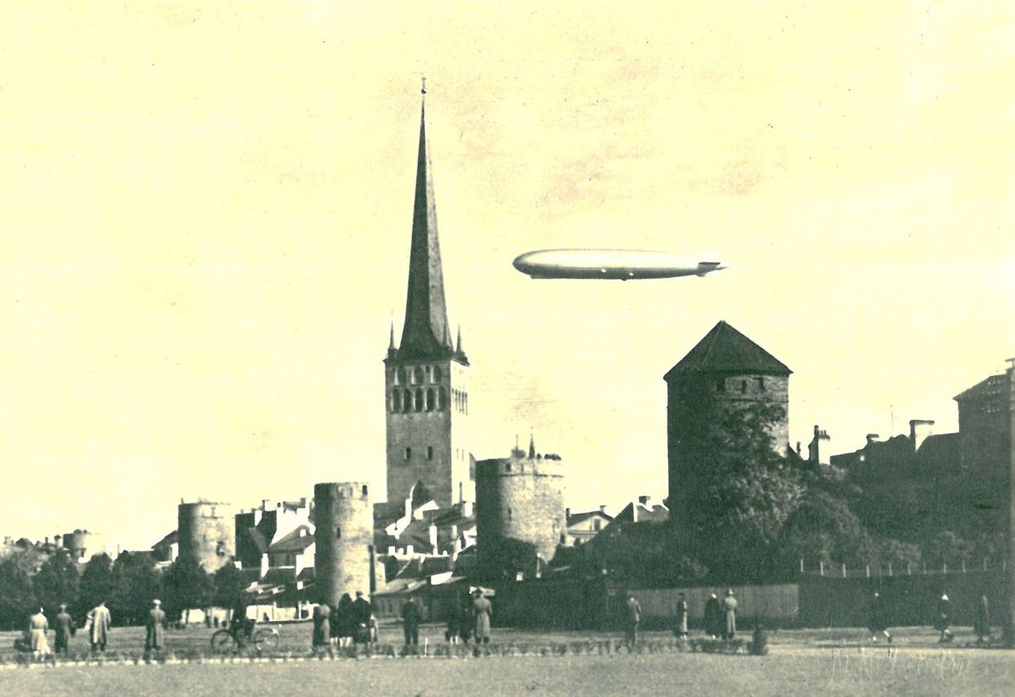 Tsepeliin «Krahv Zeppelini» lendamas Tallinna kohal 24. septembril 1930. aastal.
