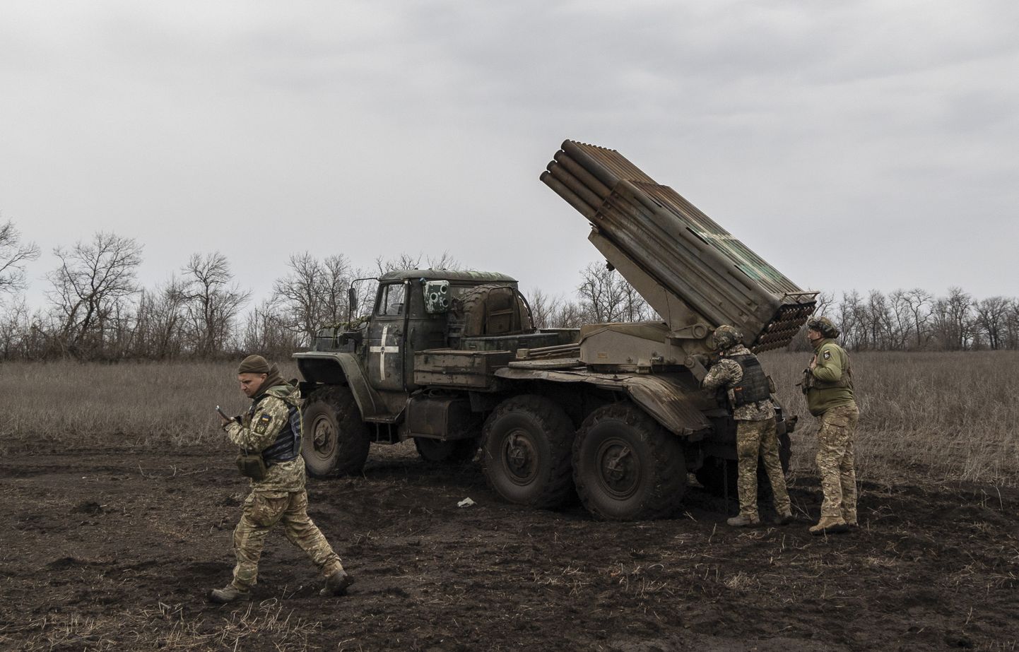 Украинские военные неподалеку от линии фронта в Донецкой области.