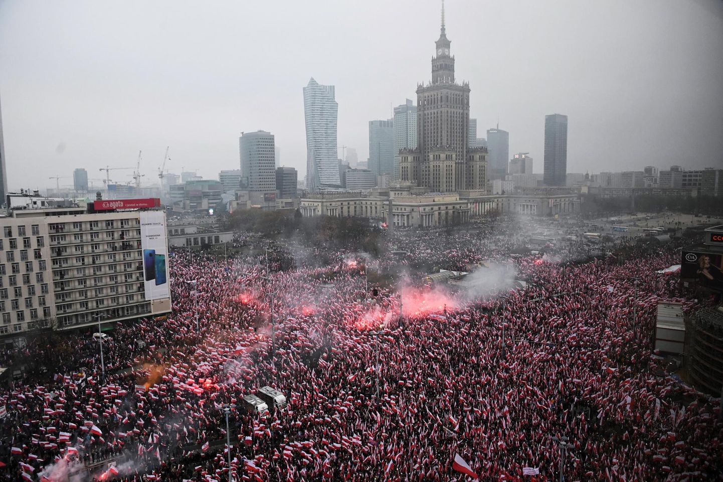 Poola iseseisvuse taastamise sajandal aastapäeval Varssavis korraldatud rongkäik.