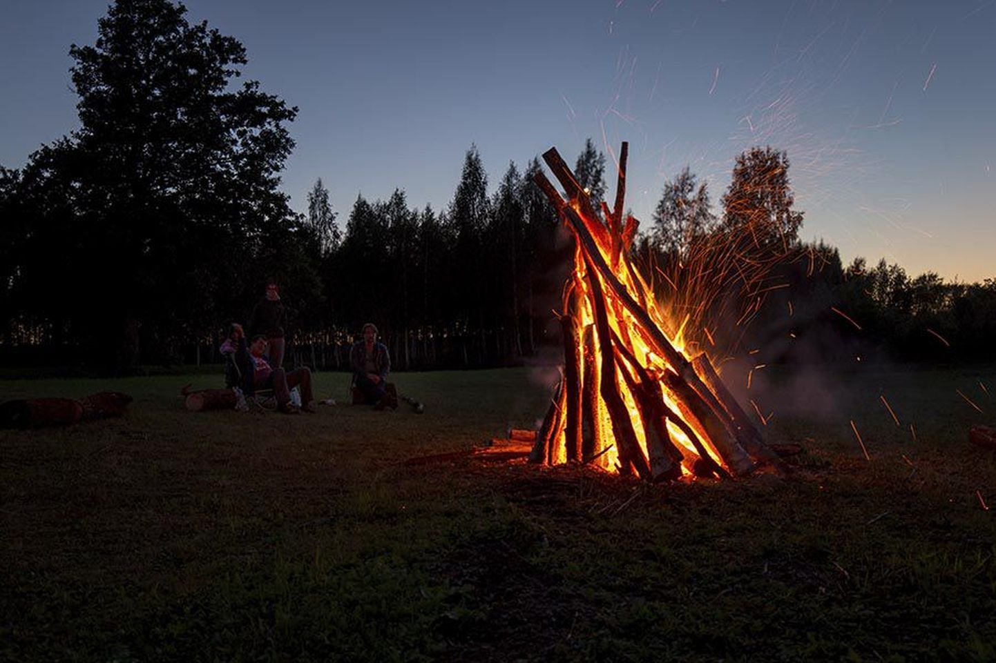 Muinastulede ööd tähistatakse sel nädalavahetusel Viljandimaal mitmes kohas. See ülesvõte on tehtud eelmisel aastal Tarvastu poldril.