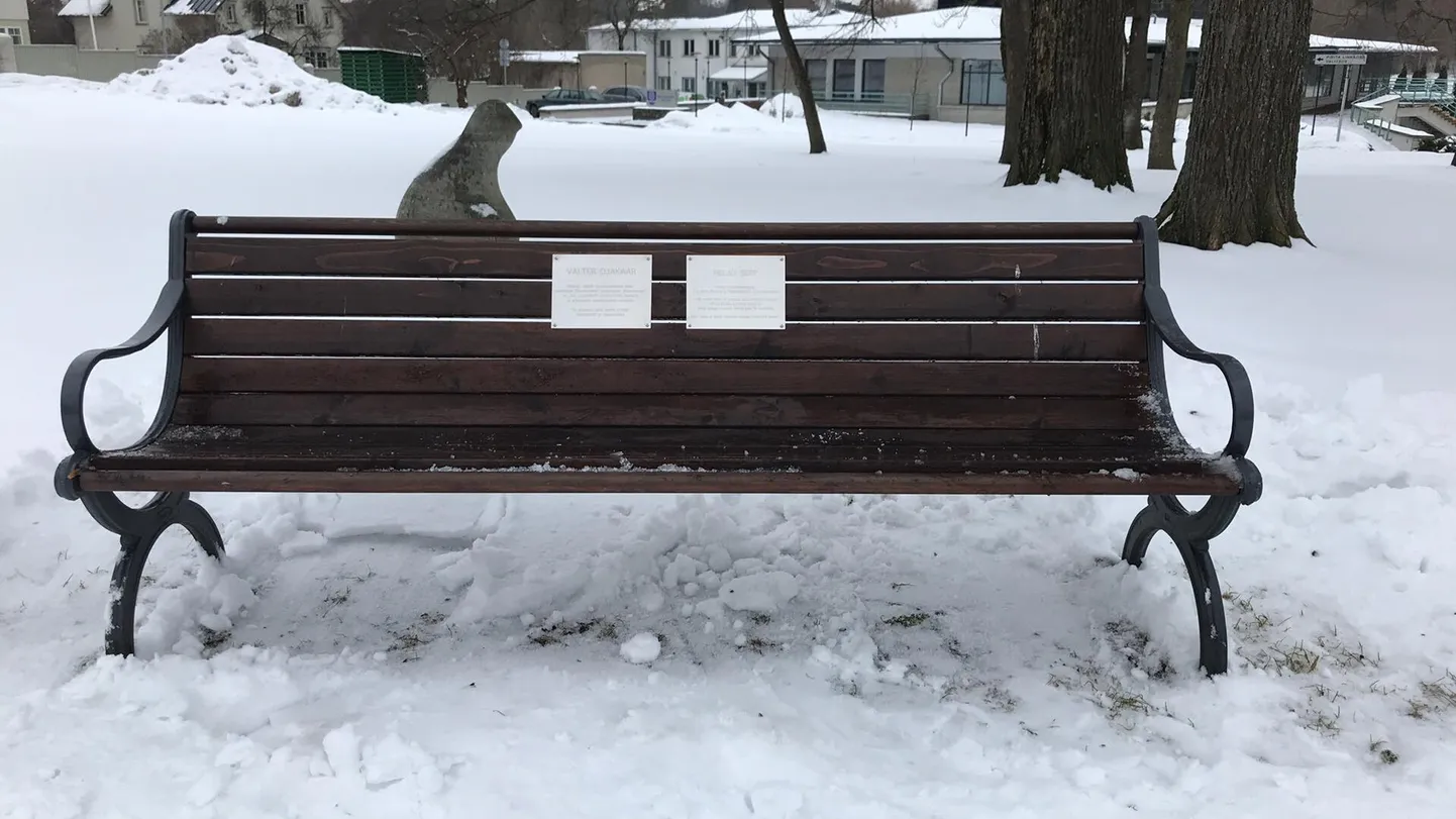 Mälestuspink Pirita kloostri juures.