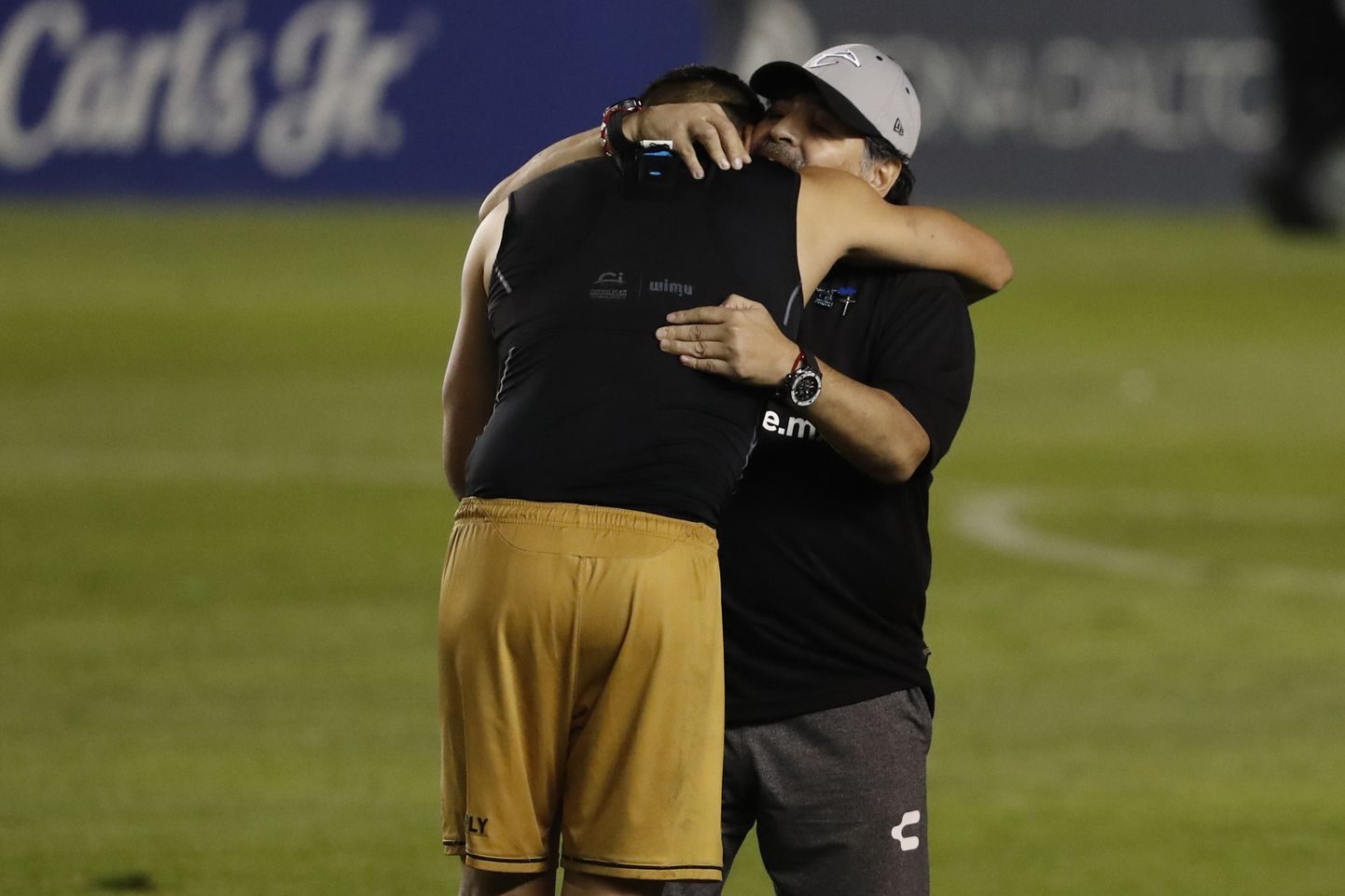 Treener Diego Maradona lohutab valusa finaalikaotuse järel üht hoolealust.