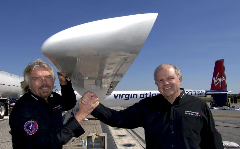Maailmarekordi omanik James Stephen Fossett oma sõbra ja sponsori, lennundusfanati Richard Bransoniga. / Tootja