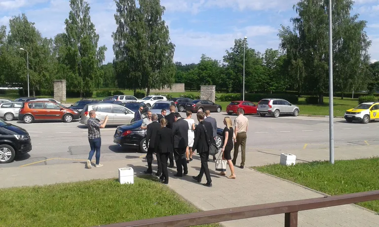 Президент Керсти Кальюлайд пообщалась энергетиками, по словам которых, теперь, вероятно, придется думать о забастовках и митингах.