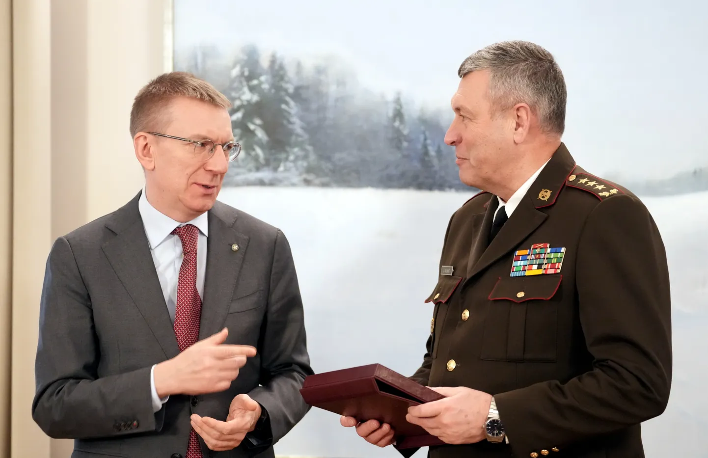 Valsts prezidents Edgars Rinkēvičs tiekas ar ģenerālleitnantu Leonīdu Kalniņu.