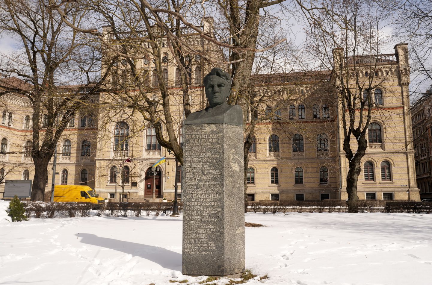 Памятник советскому академику Мстиславу Келдышу в Риге