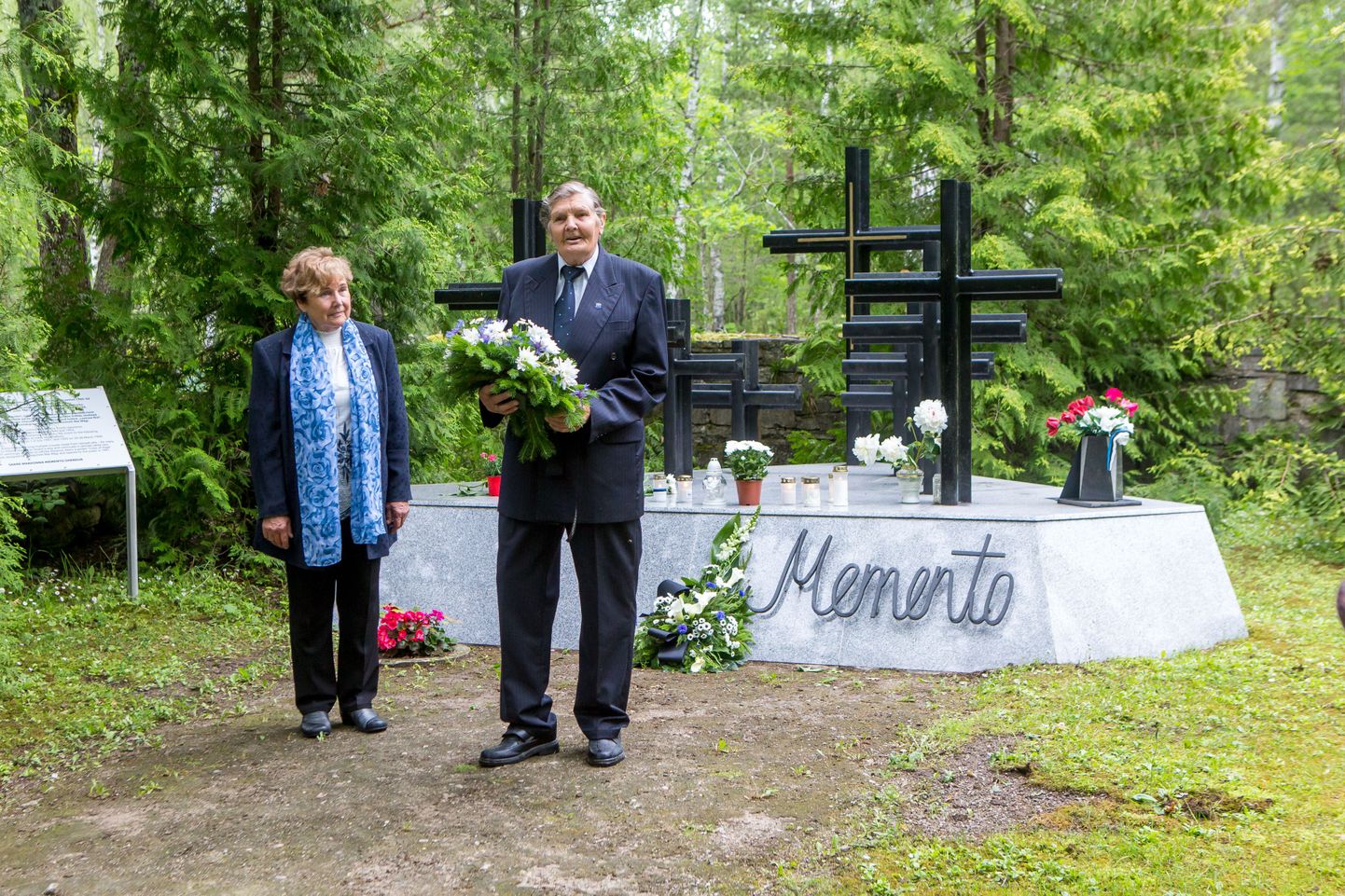 Maie Kuldkepp, Eesti natsismiohvrite ühingu Saaremaa osakonna esindaja (vasakul). Paremal Ülo Roos.