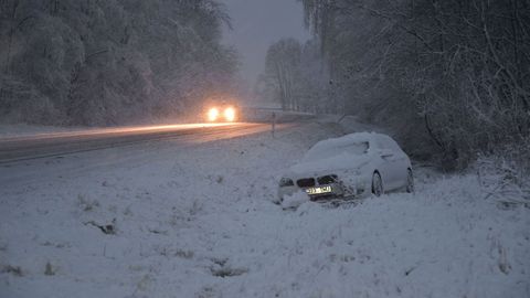 Эстонию замело снегом: полиция призывает водителей и пешеходов запастись временем