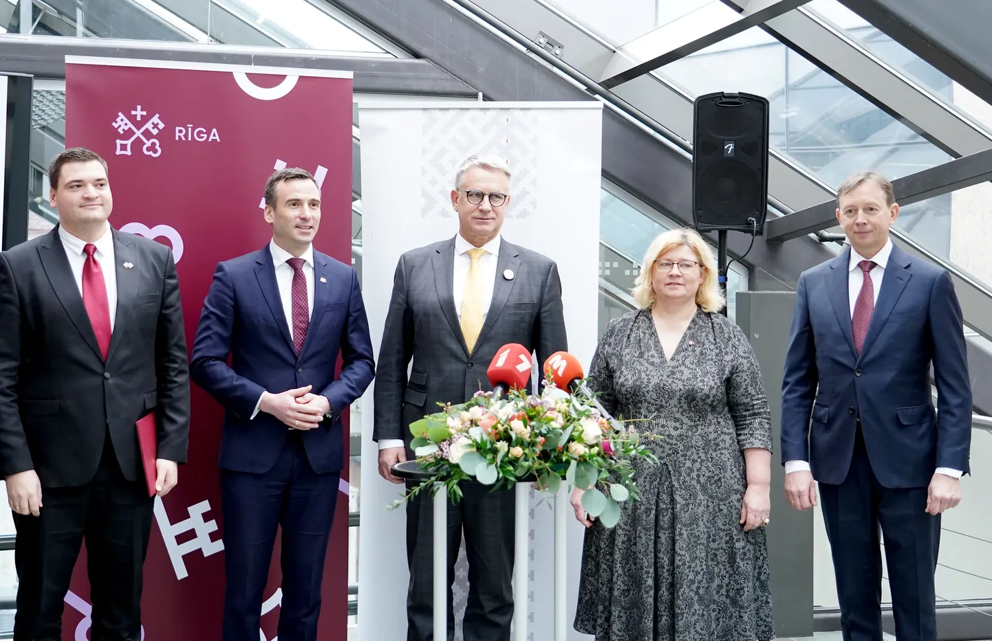 Rīgas domes priekšsēdētāja vietnieks Edvards Ratnieks (no kreisās), Rīgas domes priekšsēdētājs Mārtiņš Staķis, kultūras ministrs Nauris Puntulis, Kultūras ministrijas valsts sekretāre Dace Vilsone un VSIA "Latvijas Koncerti" valdes loceklis Guntars Ķirsis piedalās preses konferencē, kurā informē par Rīgas filharmonijas starptautisko metu konkursu.
