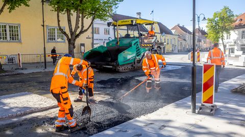 VIDEO & GALERII ⟩ Kesklinnas algasid Raekoja esise ala asfalteerimistööd
