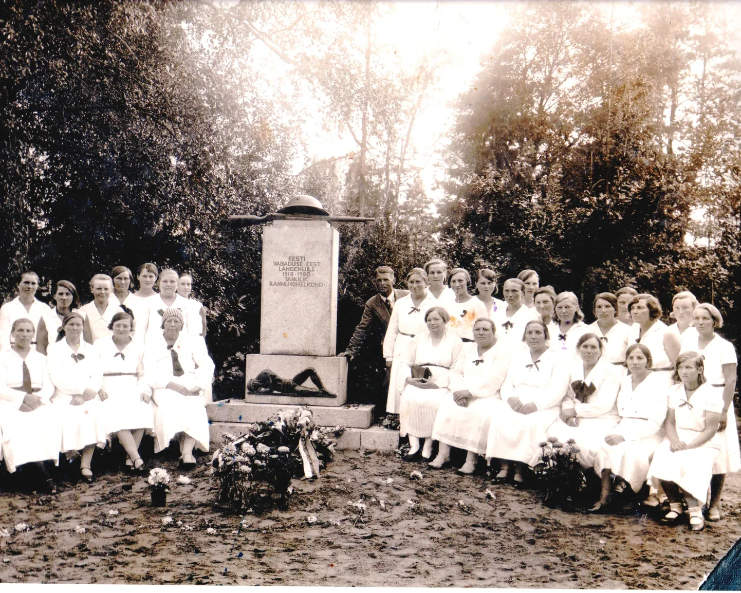 Kujur Voldemar Melniku kavandi järgi tehtud Vabadussõja mälestussammas avati Rannu kalmistul 1931. aasta augustis. Sel pildil istuvad samba juures Rannu maanaiste seltsi liikmed.