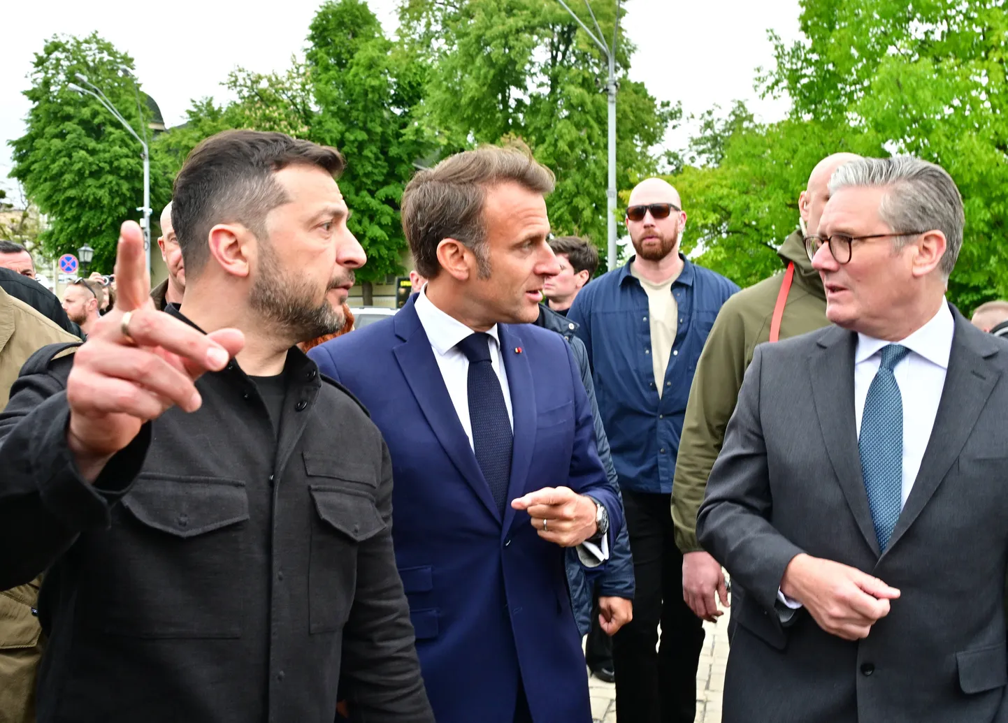 Emmanuel Macron (keskel), Keir Starmer (paremal) ja Volodõmõr Zelenskõi Kiievis 10. mail 2025. a.