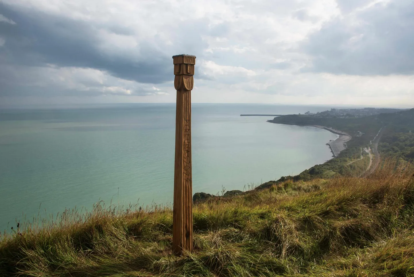 Inglismaal üritatakse leida kunstnikku, kes püstitas Kenti krahvkonna rannikule salaja Leedu rahvausundi äikesejumala Perkūnase nime kandva samba. 