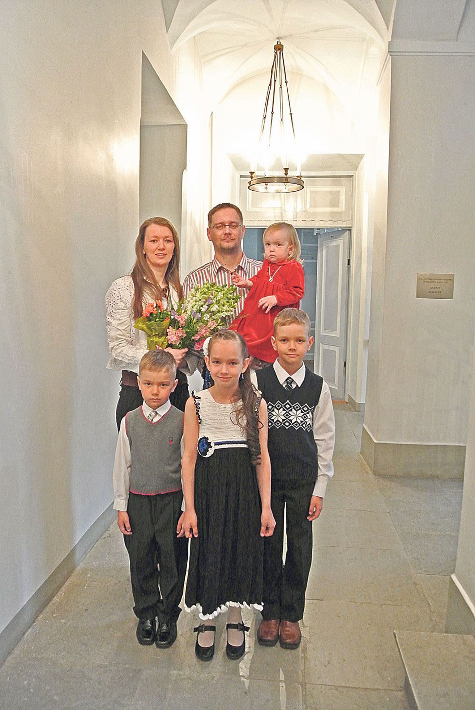 Tartumaa tänavune aasta ema Kaire Luksepp (30) ja tema pere: Uhur (33), Teele Lee (1 aasta ja 11 kuud), Holger (5, esimeses reas vasakult), Rahel-Leandra (8) ja Marcus (10).