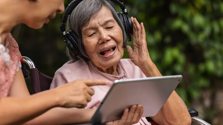 Музыка часто используется как одна из форм терапии для пациентов с деменцией, поскольку она может вызвать к жизни воспоминания.