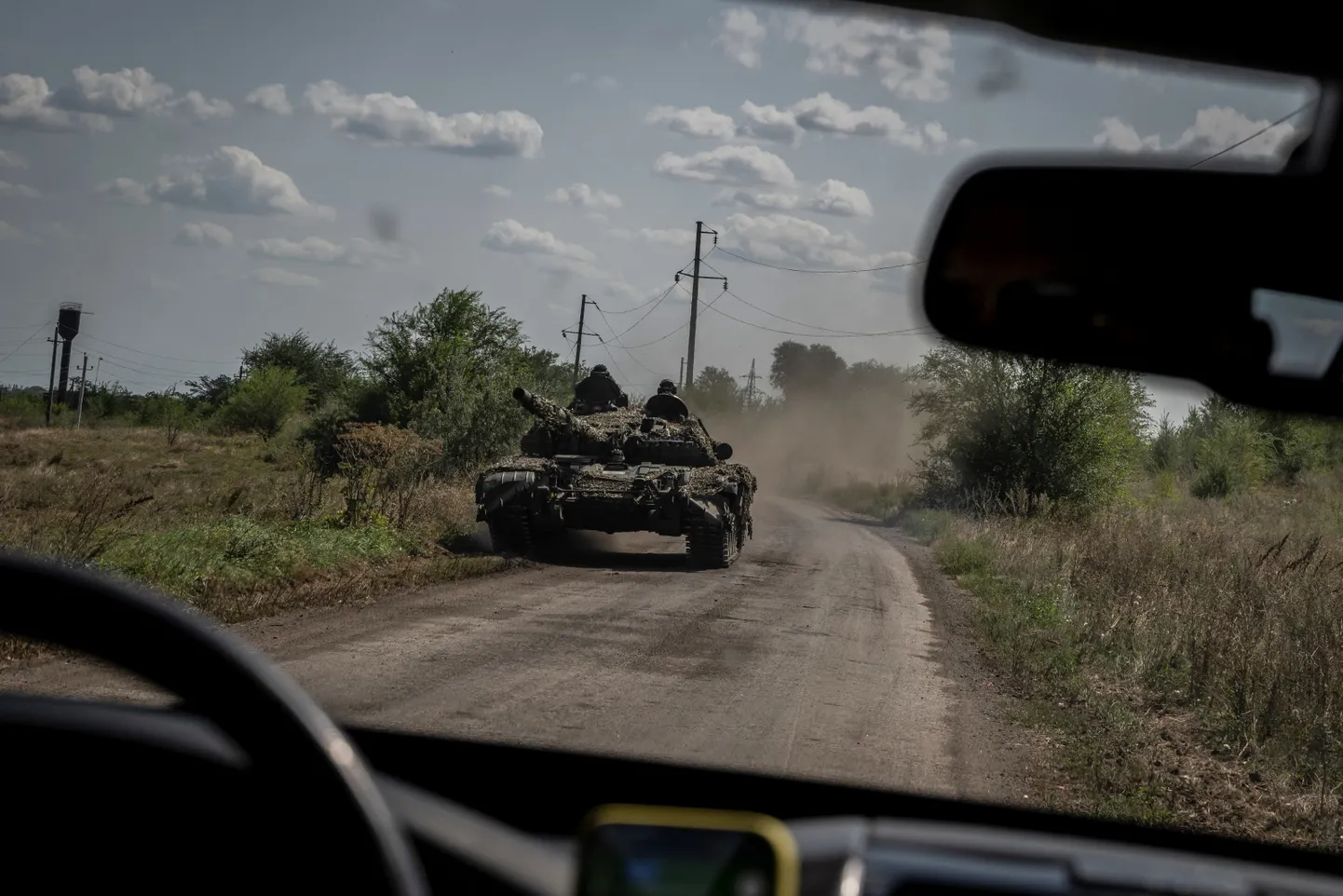 Ukraina tank tuiskamas Robotõne külateel 25. augustil 2023.