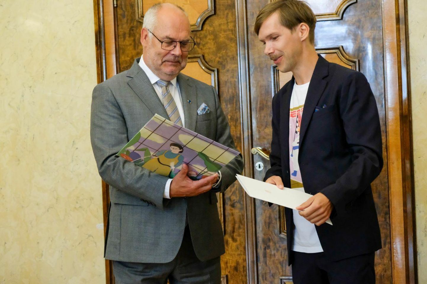 President Alar Karis andis Kadriorus noore kultuuritegelase preemia režissöör Sander Joonele.