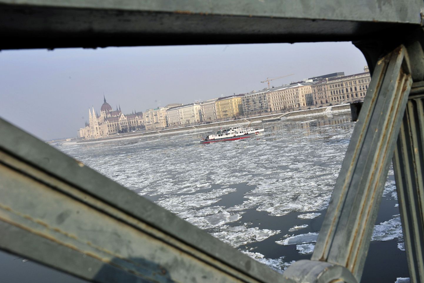 Jäämurdja Doonaul keset Budapesti linna.