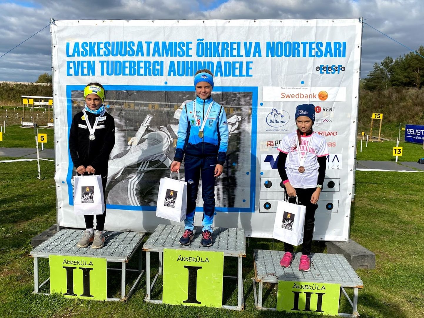 Vanusegrupi N11 parimad (vasakult): teiseks tuli Helena Vähi (Elva suusaklubi), esimeseks Ann-Marii Mets (Kagu Biathlon) ja kolmandaks Mirtel Margarete Sikk (Võru Biathlon / Võru spordikool).