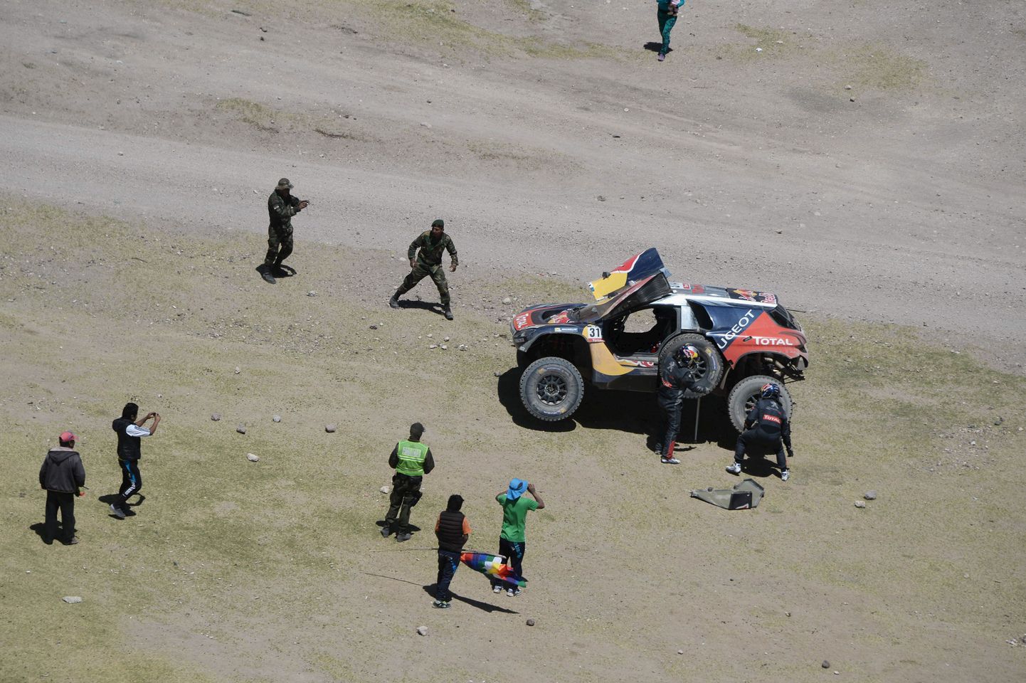 Sebastien Loeb ja Daniel Elena pidid Dakari ralli kuuendal katsel kaks korda rehvi vahetama.