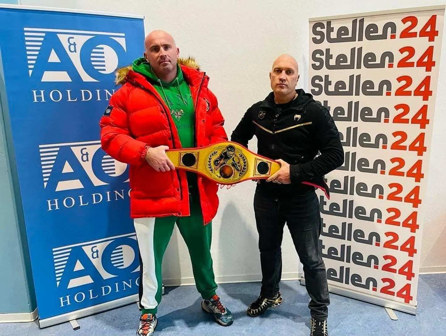 UFN-i korraldajad Mark Tervinsky ja Gert Goršanov Ameerikast tellitud meistrivööga.