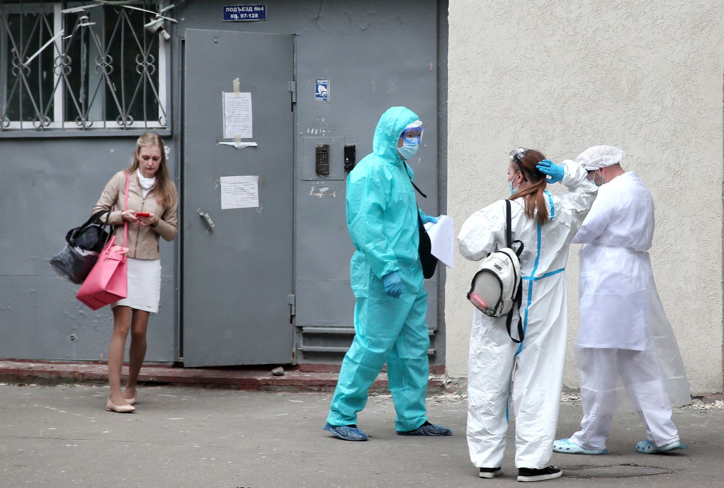 Meditsiinitöötajad Sovkhožaja tänaval, kust viidi haiglasse kolm mürgistusnähtudega naist. Kaks kahjuks surid.