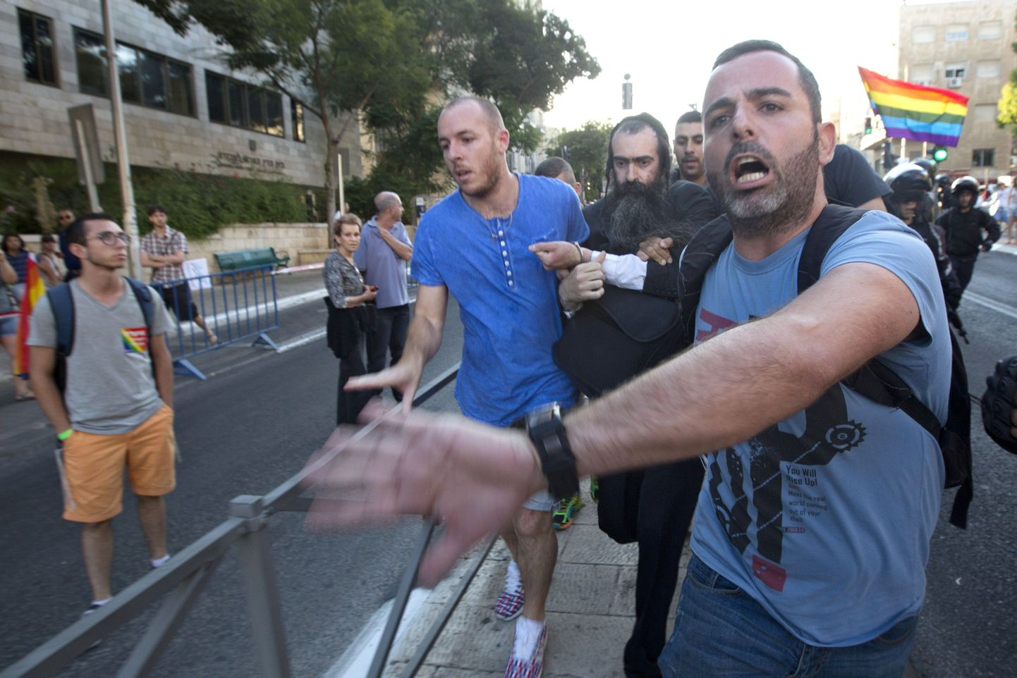Неизвестный ранил ножом шестерых участников проходившего в Иерусалиме гей-парада.