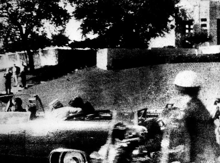Момент убийства Кеннеди: это одна из фотографий, обошедших всю мировую прессу