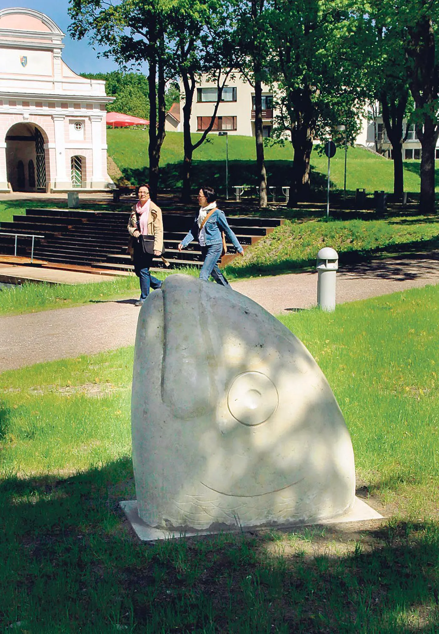 Rannakalur Urmas Margus nimetas Rait Pärjalt tellitud dolomiitfiguuri “Vallikääruvahiks”.