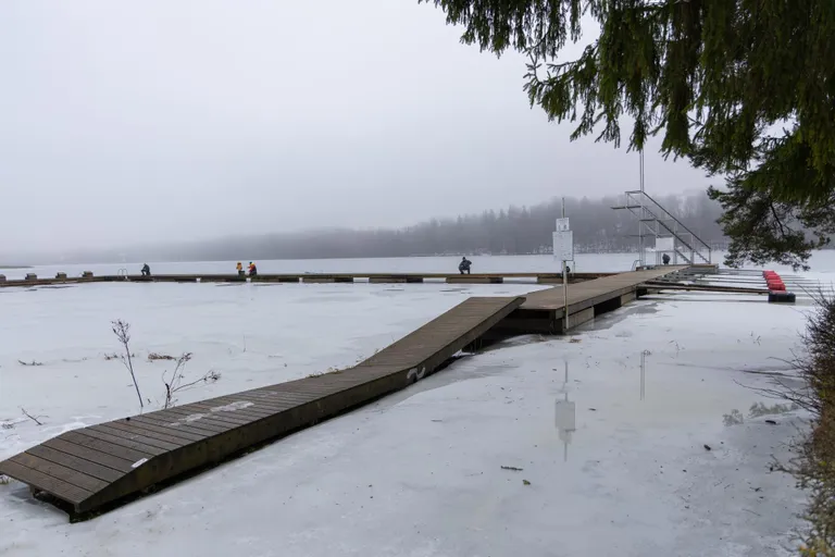 Nagu teistelgi Eesti veekogudel on ka Viljandi järvel jää õhuke.