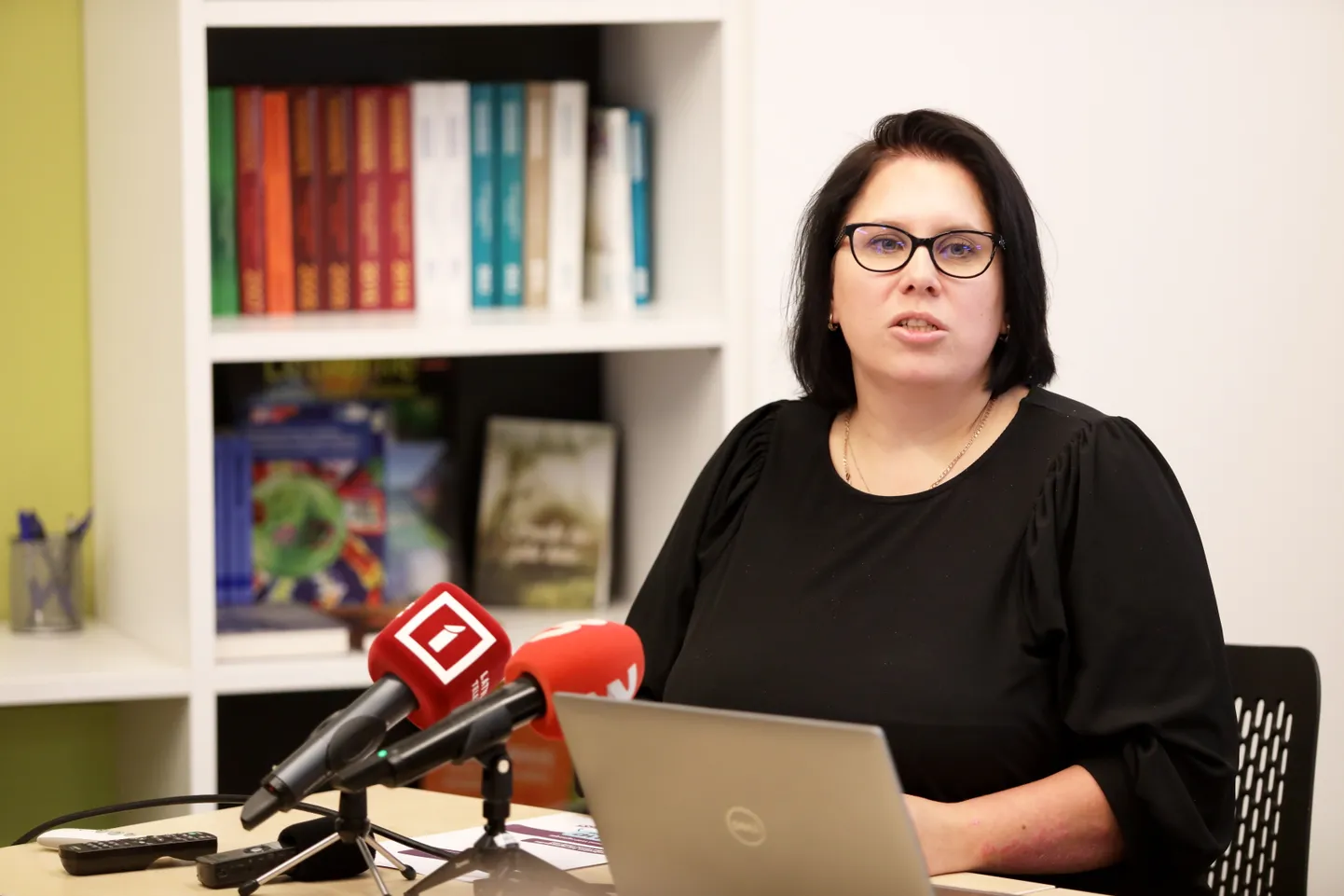 Valsts izglītības satura centra vadītāja Liene Voroņenko piedalās preses konferencē, kurā informē par Krievijas pilsoņu latviešu valodas prasmes pārbaužu rezultātiem.