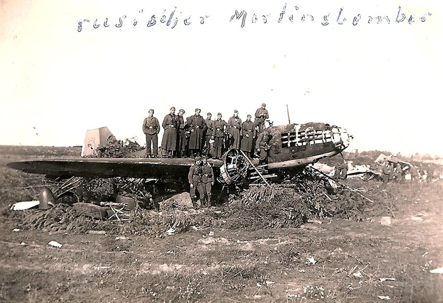 SAKSA SÕDURID poseerivad 1941. aastal sügisel Saaremaa lennuväljal põlenud Vene pommilennukiga. Kas tegemist on Kogula lennuväljaga, kust kuu aega varem startisid Berliini pommitama läinud Nõukogude õhuässad, on teadmata.
Foto: 10otb.ru