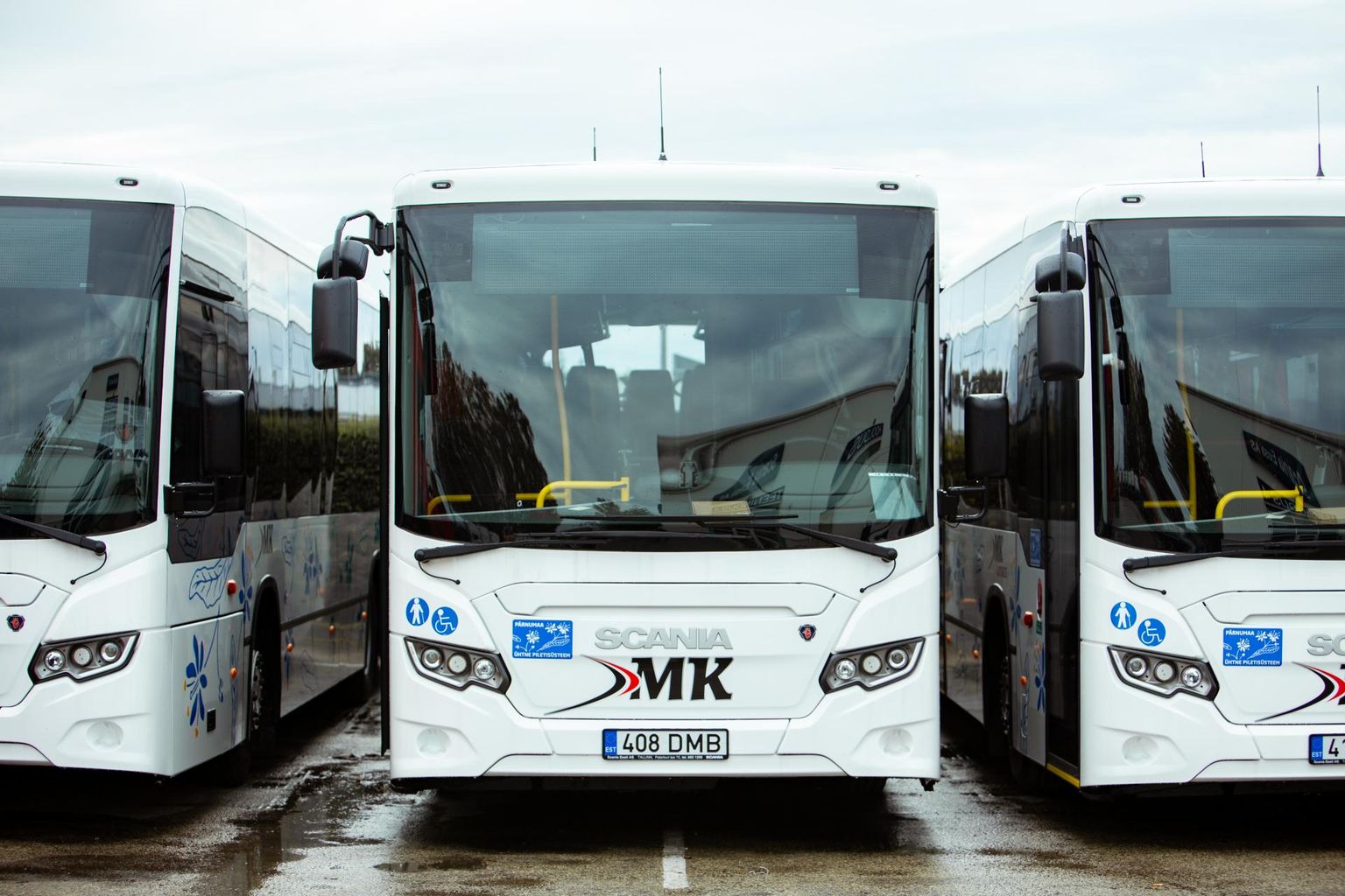 По словам Хардо Сульгера, логиста MK Autobuss, разрешение или запрет на поездку в автобусе с самокатом зависит от ситуации, то есть от того, сколько людей находится в автобусе.