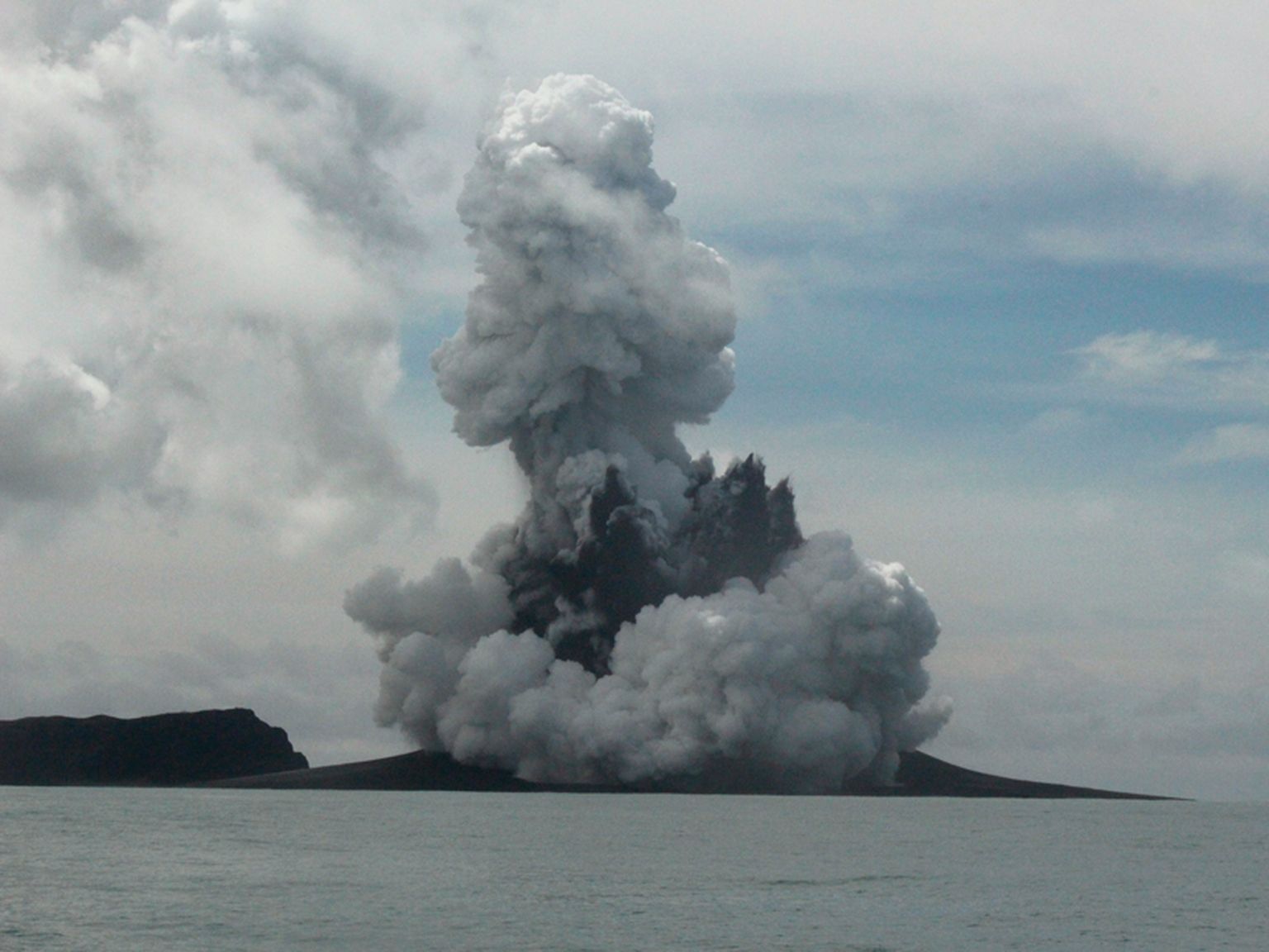 Vaikse ookeanis Tonga saarestikus hakkas 15. jaanuaril purskama Hunga Tonga-Hunga Ha'apai vulkaan