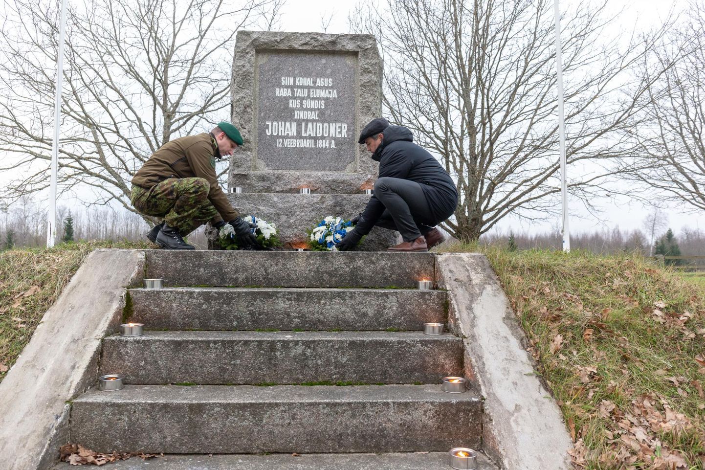 Kaitseliidu maleva nooremleitnant Martin Link ja Viljandi vallavanem Alar Karu mälestamas Vabadussõja relvarahu.