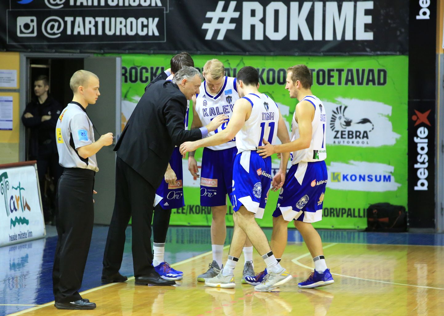 Tallinna Kalevi peatreener Gert Kullamäe juhendamas oma hoolealuseid mängus Tartuga.