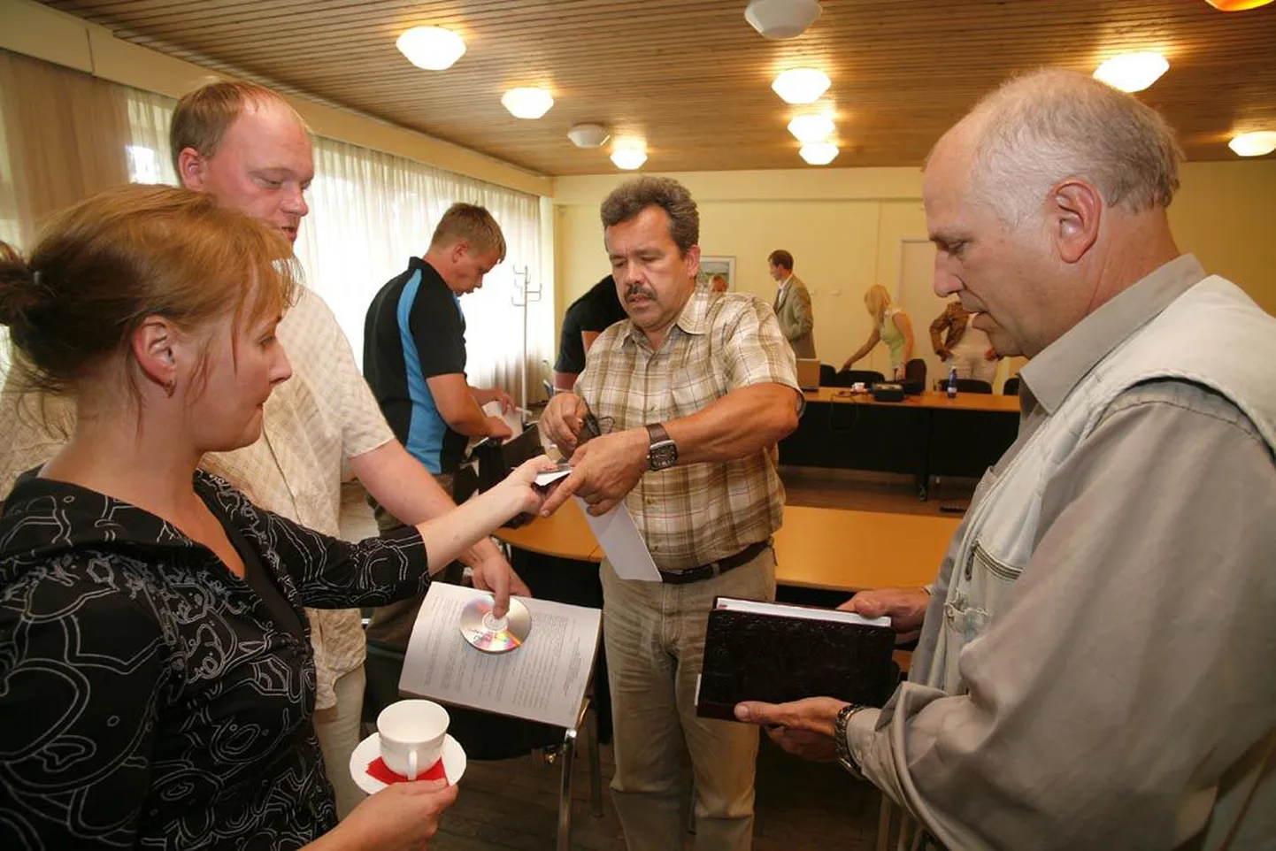 Järvakandi vallavanem Mart Järvik (paremal), Vändra alevivanem Toomas Sonts, Pärnumaa ettevõtlus- ja arenduskeskuse konsultant Ivari Niinemäe ning Vändra alevi arendus- ja õigusnõunik Piret Müür esmaspäeval vajalikke dokumente vahetamas.