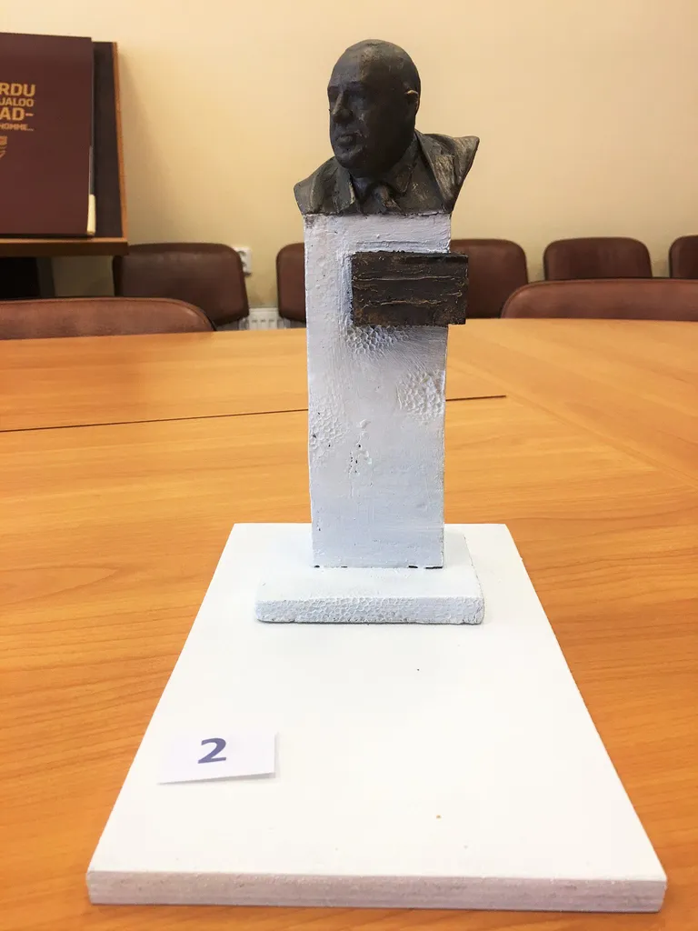 Макет бронзового бюста, изготовленного скульптором Александром Литвиновым.
