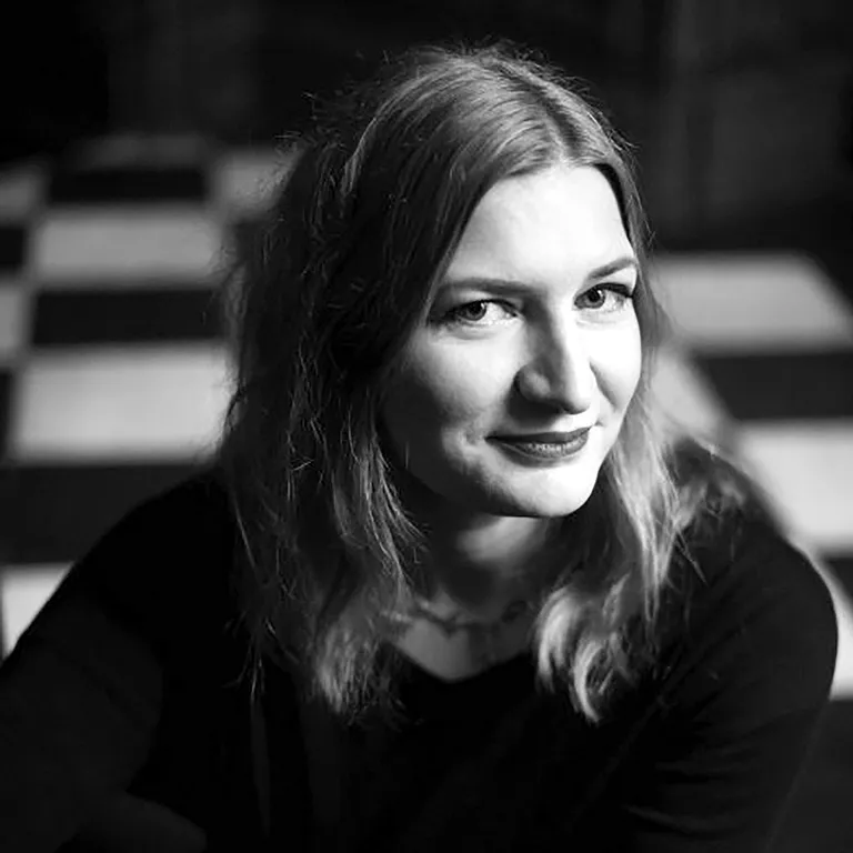 Dzejniece, prozaiķe, esejiste, literatūras kritiķe un literārā žurnāla "Šiaurės Atėnai" redaktore Giedre Kazlauskaite.