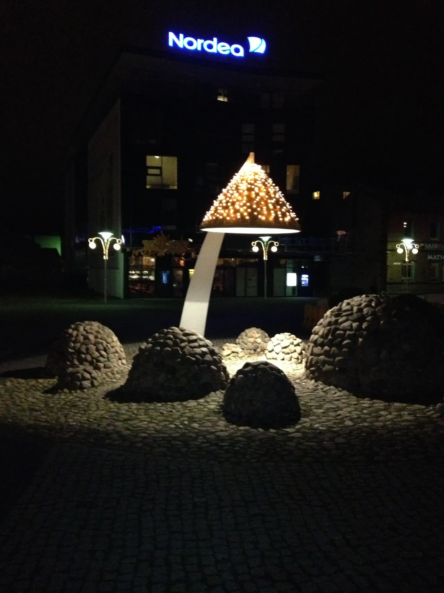 Jõulutuled Rakvere turuplatsil.