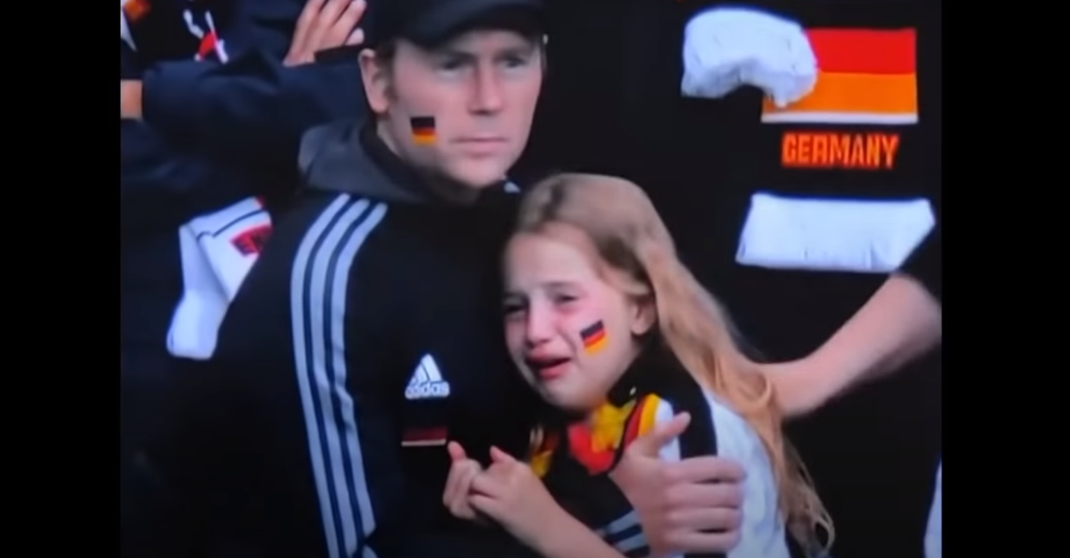 Nuttev Saksa tüdruk koos oma isaga Inglise-Saksa mängu vaatamas. Inglismaa võitis EMi kaheksandikfinaalis Saksamaad 2:0. Inglasest jalgpallifännid mõnitasid last. Ta lohutamiseks koguti suur rahasumma