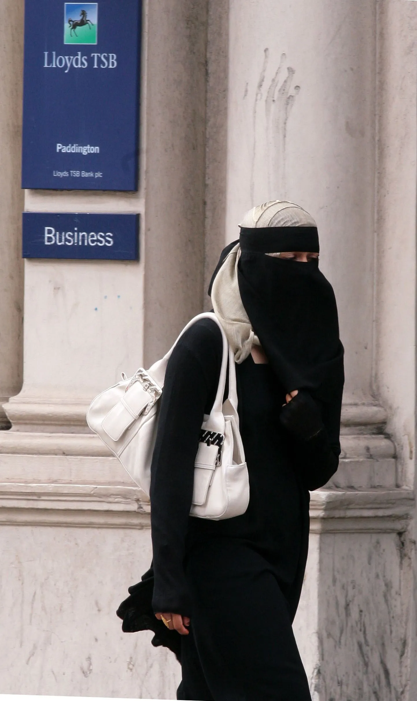 Burkas naine Londoni tänaval.