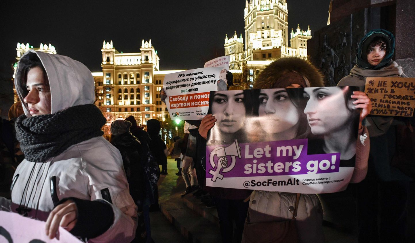 Meeleavaldajad, kes hoiavad käes plakatit kolme õe fotodega, protestisid 25. novembril 2019 Moskvas naistevastase vägivalla vastu.