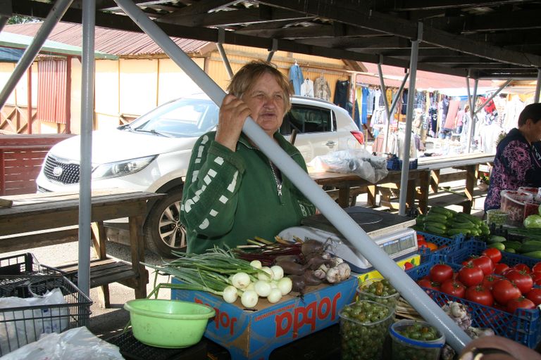 Zinaida Koršikova muretseb, mida põud kapsale teeb. Ise ta seda ei kasvata, ostab suurema koguse Kiviõli kandi põllumehelt, hapendab ja müüb turul terve talve.