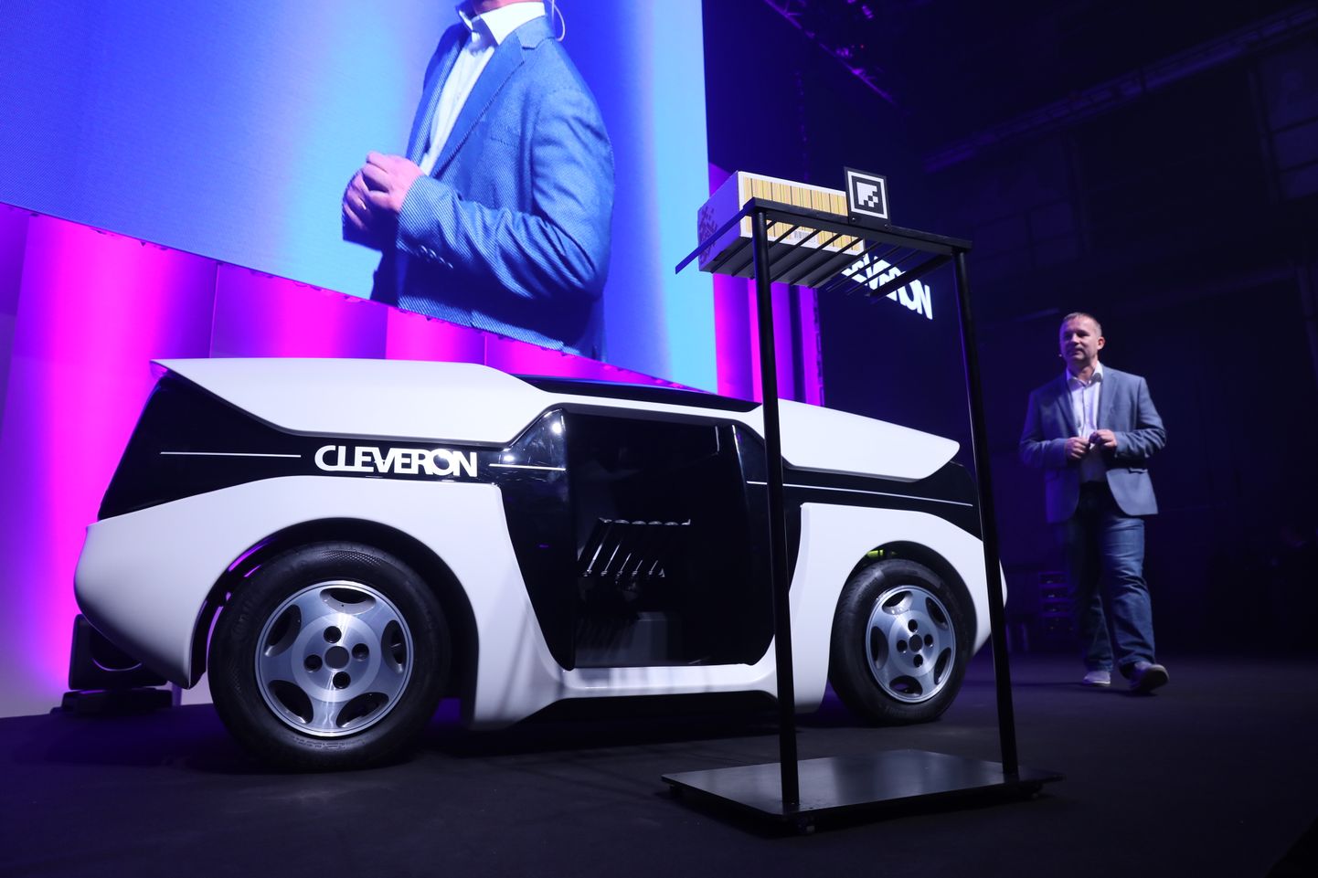 Renault' Twizy põhjale ehitatud kullerroboti demo-mudel, mida Cleveron esitles novembris. See osutus liiga raskeks, sest 200-kilogrammise koorma vedamiseks ei tohiks robot ise rohkem kaaluda.